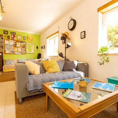 Хостел Pineapple Surf House Атогиа-да-Балейя
