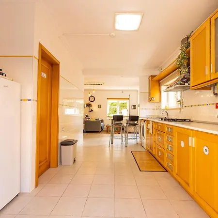 Хостел Pineapple Surf House Атогиа-да-Балейя