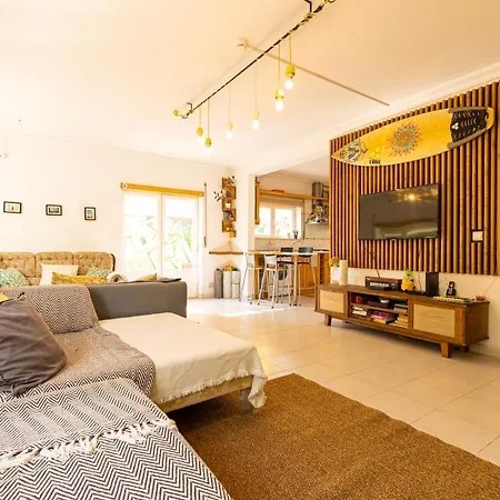 Pineapple Surf House Хостел Атогиа-да-Балейя