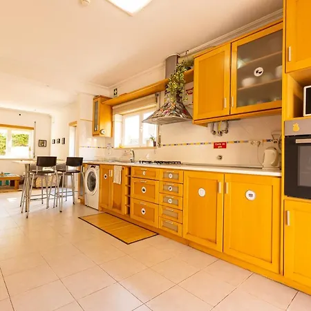 Pineapple Surf House Хостел Атогиа-да-Балейя