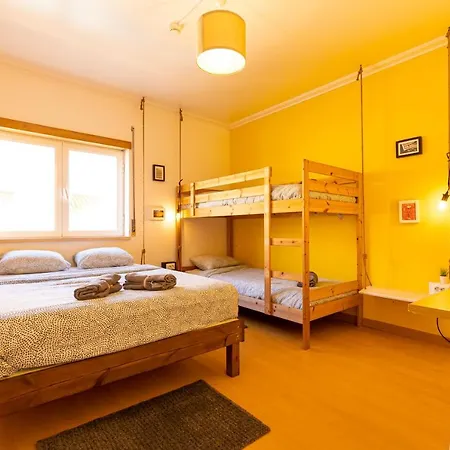 Pineapple Surf House Хостел Атогиа-да-Балейя