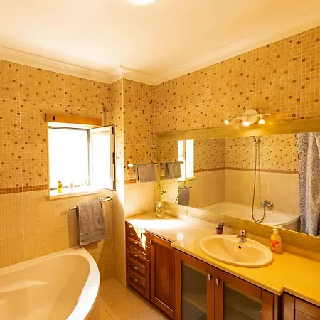 Pineapple Surf House Атогиа-да-Балейя