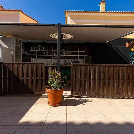 Pineapple Surf House Хостел Атогиа-да-Балейя