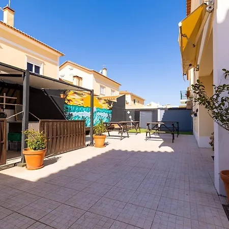Pineapple Surf House Хостел