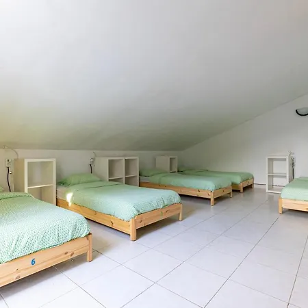Хостел Pineapple Surf House Атогиа-да-Балейя