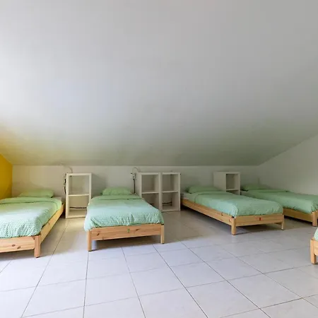 Pineapple Surf House * 아토우기아다발레이아