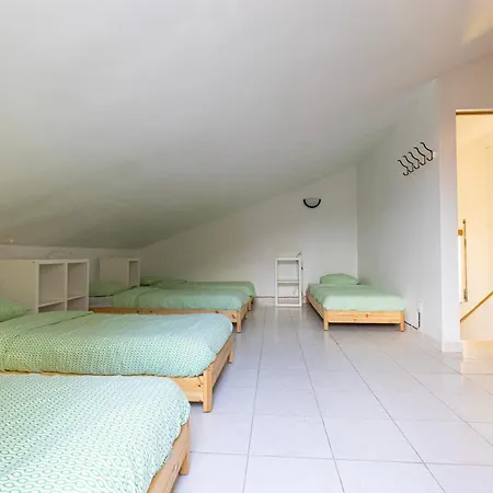 Хостел Pineapple Surf House Атогиа-да-Балейя