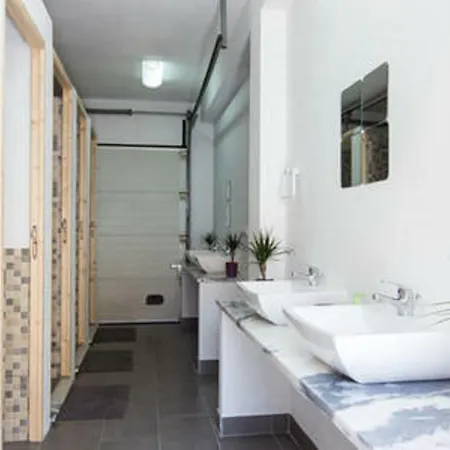 Pineapple Surf House * Атогиа-да-Балейя