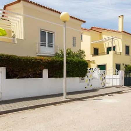 Pineapple Surf House Hostel Atouguia Da Baleia